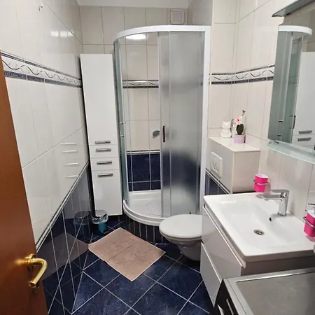 Euphoria - Free Private Garage Split